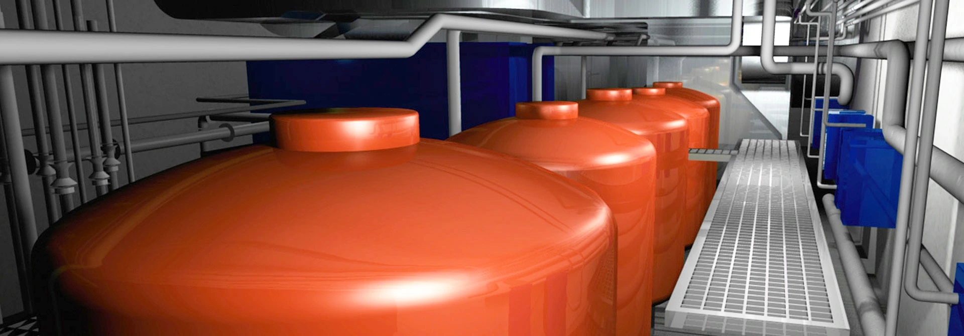 Vier grosse orangefarbene Industrietanks stehen nebeneinander neben einem Gitterrostgang, umgeben von Metallrohren und Maschinen in einer Anlage.
